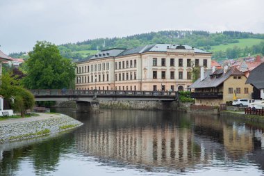 Ünlü kilise kenti Cesky Krumlov 'un tarihi Vltava nehrinin panoramik manzara manzarası, ilkbaharda güzel gökyüzü ve bulutlarla yakalanan UNESCO Dünya Mirası Alanında yer alıyor.