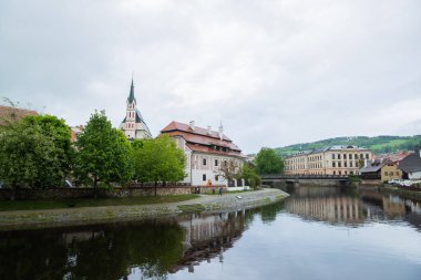 Ünlü kilise kenti Cesky Krumlov 'un tarihi Vltava nehrinin panoramik manzara manzarası, ilkbaharda güzel gökyüzü ve bulutlarla yakalanan UNESCO Dünya Mirası Alanında yer alıyor.