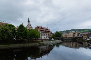 Ünlü kilise kenti Cesky Krumlov 'un tarihi Vltava nehrinin panoramik manzara manzarası, ilkbaharda güzel gökyüzü ve bulutlarla yakalanan UNESCO Dünya Mirası Alanında yer alıyor.