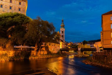 Vltava Nehri 'nin, tarihi Cesky Krumlov kentiyle ünlü Cesky Krumlov Kalesi' nin uzun gece çekimleri, UNESCO 'nun Dünya Mirası sahasında yer alıyor.
