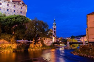 Vltava Nehri 'nin, tarihi Cesky Krumlov kentiyle ünlü Cesky Krumlov Kalesi' nin uzun gece çekimleri, UNESCO 'nun Dünya Mirası sahasında yer alıyor.