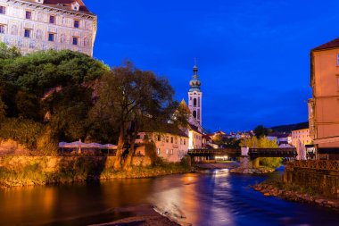 Vltava Nehri 'nin, tarihi Cesky Krumlov kentiyle ünlü Cesky Krumlov Kalesi' nin uzun gece çekimleri, UNESCO 'nun Dünya Mirası sahasında yer alıyor.