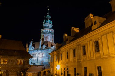 Günbatımında ünlü Cesky Krumlov Şatosu ile birlikte tarihi Cesky Krumlov şehrinin panoramik manzara manzarası, güzel gökyüzü ve bulutlarla kaplanmış UNESCO Dünya Mirası Bölgesi üzerindedir.