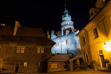 Günbatımında ünlü Cesky Krumlov Şatosu ile birlikte tarihi Cesky Krumlov şehrinin panoramik manzara manzarası, güzel gökyüzü ve bulutlarla kaplanmış UNESCO Dünya Mirası Bölgesi üzerindedir.