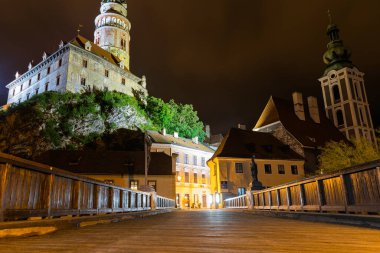 Günbatımında ünlü Cesky Krumlov Şatosu ile birlikte tarihi Cesky Krumlov şehrinin panoramik manzara manzarası, güzel gökyüzü ve bulutlarla kaplanmış UNESCO Dünya Mirası Bölgesi üzerindedir.