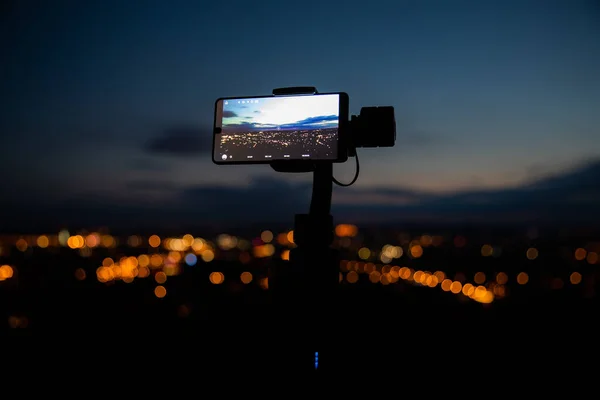 Téléphone Portable Prenant Des Photos Sur Coucher Soleil Coloré Sur — Photo