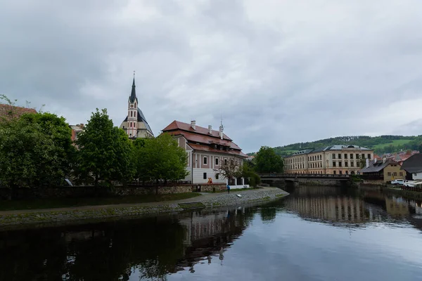 Panoramiczny Widok Rzekę Wełtawę Zabytkowym Mieście Cesky Krumlov Słynnym Miastem — Zdjęcie stockowe