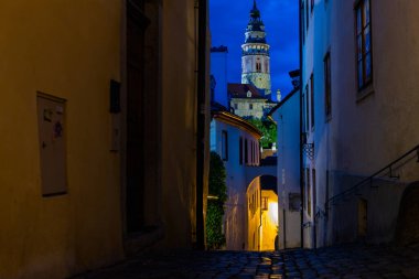 Gün batımında, Cesky Krumlov 'un dar sokağındaki sokak ışıklarıyla ünlü Cesky Krumlov Kalesi, UNESCO Dünya Mirası Bölgesi.