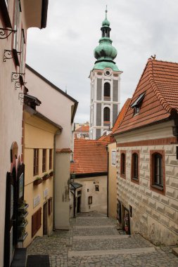 Şehrin tarihi şehri Cesky Krumlov ünlü kilise şehrine sahip bir UNESCO Dünya Mirası sahasında bahar aylarında güzel gökyüzü ve bulutlarla ele geçirildi.