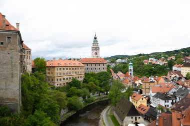Tarihi Cesky Krumlov şehrinin manzarası ünlü Cesky Krumlov Kalesi, Kilise kenti UNESCO Dünya Mirası Alanında yer almaktadır.