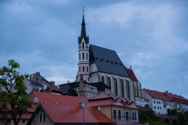 Ünlü kilise kenti Cesky Krumlov 'un panoramik manzara manzarası, bahar aylarında güzel gökyüzü ve bulutlarla yakalanan UNESCO Dünya Mirası Alanında yer alıyor.