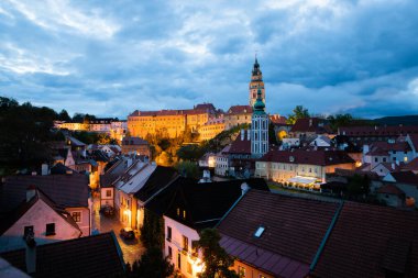 Günbatımında ünlü Cesky Krumlov Şatosu ile birlikte tarihi Cesky Krumlov şehrinin panoramik manzara manzarası, güzel gökyüzü ve bulutlarla kaplanmış UNESCO Dünya Mirası Bölgesi üzerindedir.