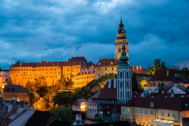 Günbatımında ünlü Cesky Krumlov Şatosu ile birlikte tarihi Cesky Krumlov şehrinin panoramik manzara manzarası, güzel gökyüzü ve bulutlarla kaplanmış UNESCO Dünya Mirası Bölgesi üzerindedir.