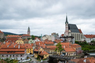 Ünlü kilise kenti Cesky Krumlov 'un panoramik manzara manzarası, bahar aylarında güzel gökyüzü ve bulutlarla yakalanan UNESCO Dünya Mirası Alanında yer alıyor.