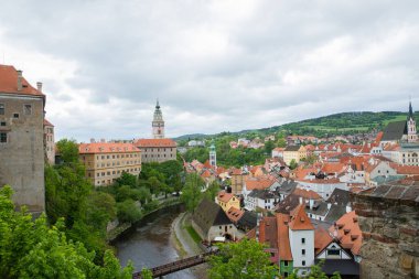 Tarihi Cesky Krumlov şehrinin manzarası ünlü Cesky Krumlov Kalesi, Kilise kenti UNESCO Dünya Mirası Alanında yer almaktadır.