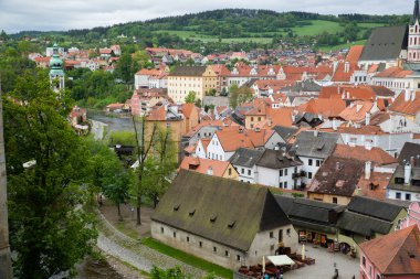 Tarihi Cesky Krumlov şehrinin manzarası ünlü Cesky Krumlov Kalesi, Kilise kenti UNESCO Dünya Mirası Alanında yer almaktadır.