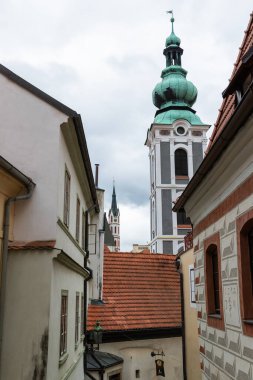 Şehrin tarihi şehri Cesky Krumlov ünlü kilise şehrine sahip bir UNESCO Dünya Mirası sahasında bahar aylarında güzel gökyüzü ve bulutlarla ele geçirildi.