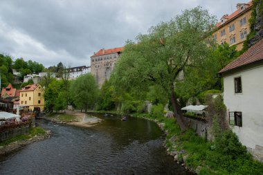 Nehir kıyısındaki balkondan ve Cesky Krumlov şehrinin bir kısmından görüntü