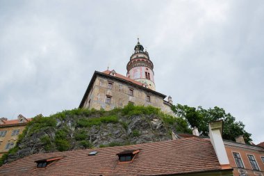 Ünlü kilise kenti Cesky Krumlov 'un tarihi Kale' deki panoramik manzara manzarası, ilkbaharda güzel gökyüzü ve bulutlarla yakalanan UNESCO Dünya Mirası sahasında yer alıyor.