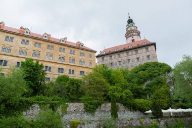Gündüz vakti ünlü Cesky Krumlov Şatosu ile birlikte tarihi Cesky Krumlov şehrinin panoramik manzara manzarası, güzel gökyüzü ve bulutlarla kaplanmış UNESCO Dünya Mirası Bölgesi 'nde yer alıyor.