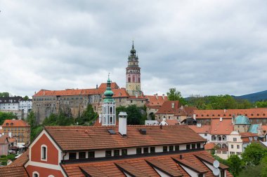 Gündüz vakti ünlü Cesky Krumlov Şatosu ile birlikte tarihi Cesky Krumlov şehrinin panoramik manzara manzarası, güzel gökyüzü ve bulutlarla kaplanmış UNESCO Dünya Mirası Bölgesi 'nde yer alıyor.