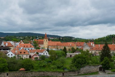 Tarihi Cesky Krumlov şehrinin manzarası ünlü Cesky Krumlov Kalesi, Kilise kenti UNESCO Dünya Mirası Alanında yer almaktadır.