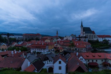 Gökyüzünden ünlü kilise şehri Cesky Krumlov 'un tarihi şehrine kadar uzanan panoramik manzara günbatımı manzarası, baharda güzel gökyüzü ve bulutlarla yakalanan UNESCO Dünya Mirası Alanında yer almaktadır.