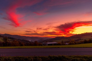 Tepenin çok renkli gökyüzü Velka Lhota Beskydy alan gökyüzü ve bulutlar gün batımında etrafındaki küçük tepeler ve dağları çevreleyen doğa alanını çevreleyen birçok renkle oynarlar..