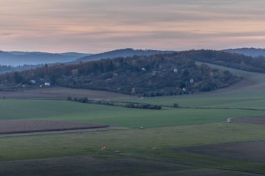 Güneş soldan batıyor ve doğanın manzarası ve çevre tepelerin panoramik manzarası ve Brno 'nun doğal havalimanına bakıyor.