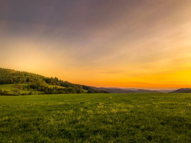 Tepenin çok renkli gökyüzü Velka Lhota Beskydy alan gökyüzü ve bulutlar gün batımında etrafındaki küçük tepeler ve dağları çevreleyen doğa alanını çevreleyen birçok renkle oynarlar..