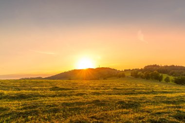 Tepenin çok renkli gökyüzü Velka Lhota Beskydy alan gökyüzü ve bulutlar gün batımında etrafındaki küçük tepeler ve dağları çevreleyen doğa alanını çevreleyen birçok renkle oynarlar..