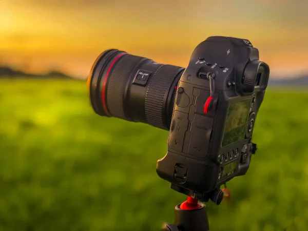 Het Vastleggen Van Zonsondergang Natuur Met Veel Heuvels Bergen Rondom — Stockfoto