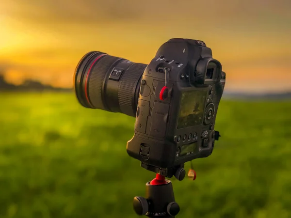 Doğada Gün Batımını Kameranın Etrafında Bir Sürü Tepe Dağ Mercekle — Stok fotoğraf