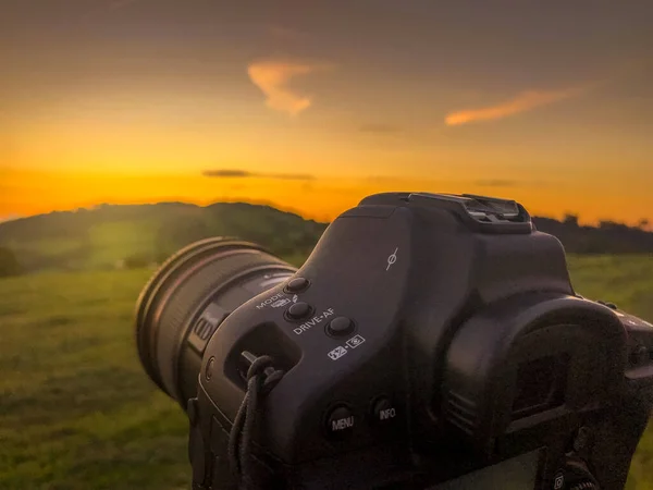 Het Vastleggen Van Zonsondergang Natuur Met Veel Heuvels Bergen Rondom — Stockfoto