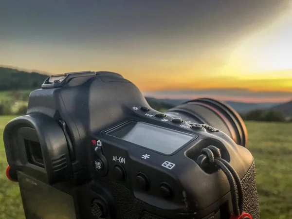 Captura Puesta Sol Naturaleza Con Muchas Colinas Montañas Alrededor Vista — Foto de Stock