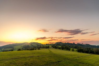 Tepenin çok renkli gökyüzü Velka Lhota Beskydy alan gökyüzü ve bulutlar gün batımında etrafındaki küçük tepeler ve dağları çevreleyen doğa alanını çevreleyen birçok renkle oynarlar..