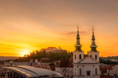 Şato Spilberk Brno yavaş hareket eden bulutlar sadece şatodan yakalanan halk ışığını mavi saatten gece saatine renkli gökyüzü ve bulutlarla giden.