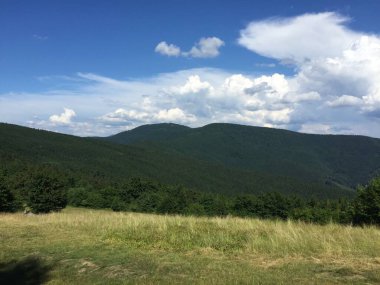 Güzel doğanın ufuklarında tepeler ve dağlar. Orman vadisindeki şehir. Radhost Pustevny bölgesinde rüzgarlı bir günde Beskids Bölgesi 'nin uzak mesafesine bakıyor.