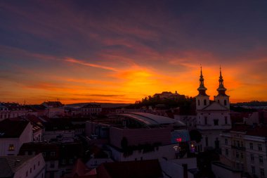 Şato Spilberk Brno yavaş hareket eden bulutlar sadece şatodan yakalanan halk ışığını mavi saatten gece saatine renkli gökyüzü ve bulutlarla giden.