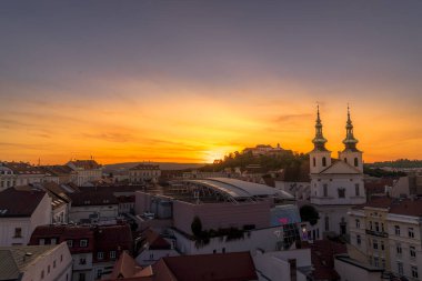 Şato Spilberk Brno yavaş hareket eden bulutlar sadece şatodan yakalanan halk ışığını mavi saatten gece saatine renkli gökyüzü ve bulutlarla giden.