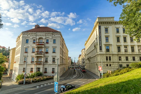 Drukke Straat Met Mensen Auto Openbaar Vervoer Rush Straat Brno — Stockfoto