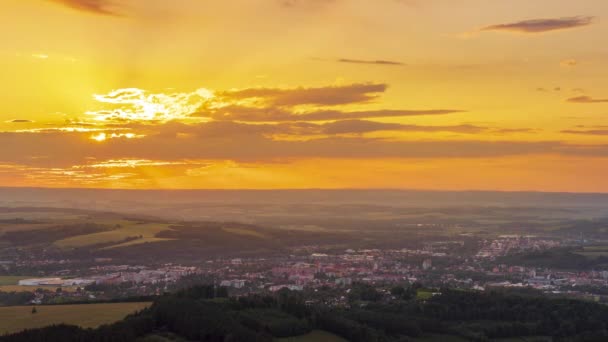 Calendário Pôr Sol Laranja Dourado Sobre Uma Paisagem Com Nuvens — Vídeo de Stock