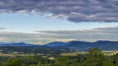 Orman ve tepelerle dolu, bulutların ve gölgelerin Beskydy bölgesinin üzerinde hareket ettiği dağlık doğal bir manzaranın zamanı..
