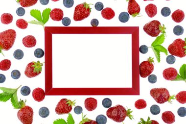 Yaz meyveleri. Böğürtlen çerçevesi beyaza izole edilmiş.