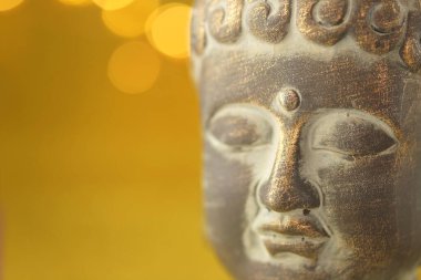 Buda 'nın kafası altın arkaplanda altın bokeh ile