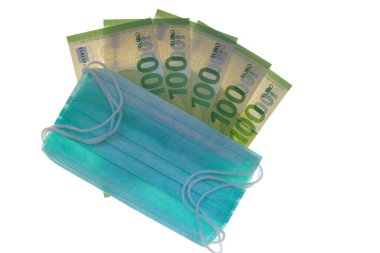 Tıbbi koruyucu maskeler ve avroya ait banknotlar beyaz arka planda izole edildi