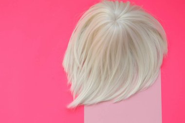 Sarı peruk. Yakından bak.