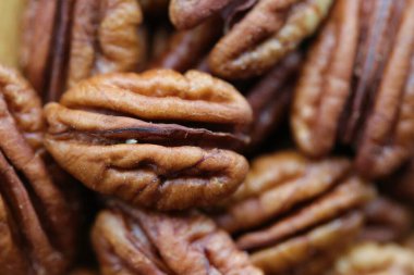 Fındıklı fındıklı, hafif ahşap arka planda. Sağlıklı yağ içeriği.