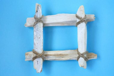  Beyaz deniz enkazı ve deniz kabuğu izole edilmiş.