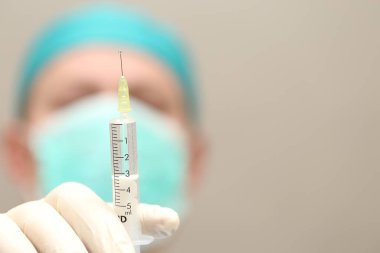 Şırıngada aşı olan doktor. Yakın çekim. 